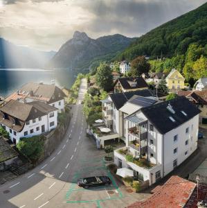 an aerial view of a town with a lake and mountains at Apartments im LOIDLs GUESTHOUSE in Traunkirchen