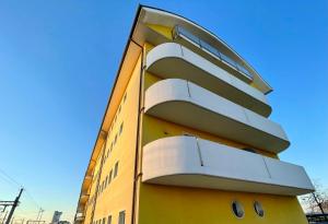 un bâtiment jaune avec des balcons sur son côté dans l'établissement Hotel Alverì, à Mestre