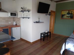 een kamer met een keuken en een kleine tafel in een kamer bij Orange House in Vallehermoso