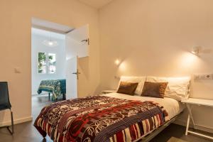 a bedroom with a bed and a table and a chair at Casa del Monte in Santa Brígida