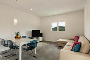 uma sala de estar com uma mesa e um sofá em Casa del Monte em Santa Brígida