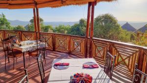מסעדה או מקום אחר לאכול בו ב-Africa Safari Maasai Boma Camping
