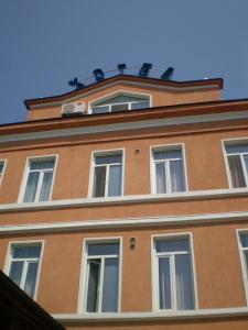 wysoki budynek z oknami na górze w obiekcie Vidin Hotel w mieście Widyń