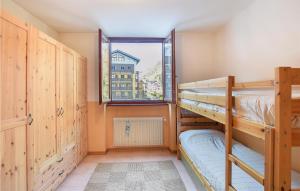 1 dormitorio con 2 literas y ventana en Amazing Apartment In Aprica With 2 Bedrooms And Wifi, en Aprica