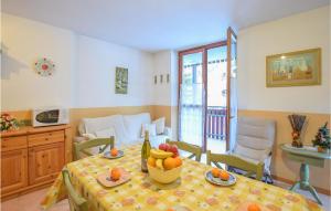 una cocina con una mesa con un bol de fruta. en Amazing Apartment In Aprica With 2 Bedrooms And Wifi, en Aprica