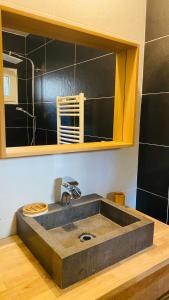 un bagno con un lavandino in cemento con un water di Le Bout du Monde Appartement Hyper-centre a Carcassonne Altre 18 foto