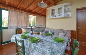 uma mesa com pratos verdes numa cozinha em La Pedrera em SantʼAlfio