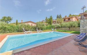 una piscina con 2 sillas junto a una casa en Casa Noemi, en San Feliciano