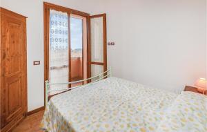 un dormitorio con una cama y una ventana en Casa Noemi, en San Feliciano