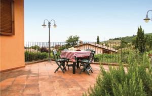 Una mesa y sillas en un patio. en Casa Noemi, en San Feliciano 13 fotos más