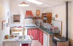 a small kitchen with a table and a stove at Il Kiwi in San Giovanni Alla Vena