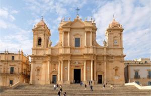 duży budynek ze schodami przed nim w obiekcie Beautiful Home In Siracusa With Wifi w Syrakuzach