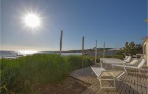 stół i krzesła na tarasie słonecznym w obiekcie Beautiful Home In Siracusa With Wifi w Syrakuzach