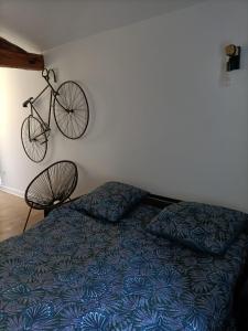 a bedroom with a bed and a bike hanging on the wall at L’UNDERGROUND Studio Hyper-Centre in Carcassonne