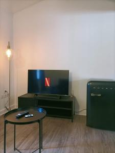 a living room with a tv and a coffee table at L’UNDERGROUND Studio Hyper-Centre in Carcassonne
