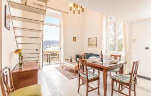 een eetkamer met een tafel en stoelen en een trap bij Belvedere in San Michele di Pagana