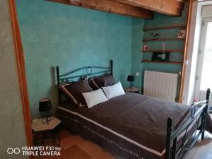Postel nebo postele na pokoji v ubytování Chambre hotes les oiseaux