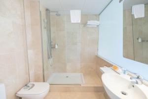 Koupelna v ubytování S'Agaró Hotel Spa & Wellness