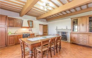 cocina con mesa de madera y sillas en Palazzo 2p, en Polvano