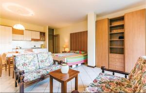 Istumisnurk majutusasutuses Amazing Apartment In Germignaga va With Kitchenette