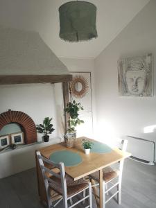 - une salle à manger avec une table et des chaises en bois dans l'établissement La Guirosse, à Sainte-Eulalie-en-Born
