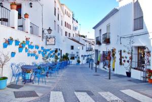 une rue dans une ville avec des tables et des chaises dans l'établissement Lovely Casa Vega, à Malaga