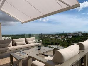 奧利維拉科斯塔的住宿－Las Colinas Golf - Naranjo 60 Penthouse，客厅配有沙发和桌子