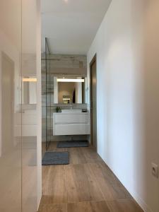 Łóżko lub łóżka w pokoju w obiekcie Las Colinas Golf - Naranjo 60 Penthouse