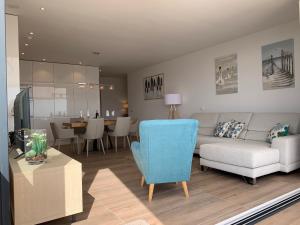 salon z kanapą i stołem w obiekcie Las Colinas Golf - Naranjo 60 Penthouse w mieście Orihuela Costa +37 zdjęć