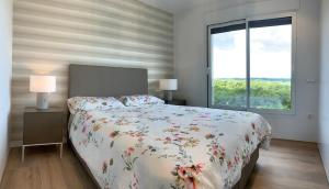 Łóżko lub łóżka w pokoju w obiekcie Las Colinas Golf - Naranjo 60 Penthouse