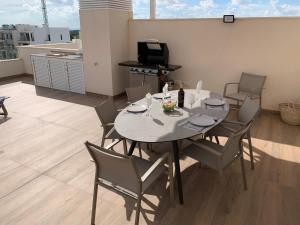 Kuchnia lub aneks kuchenny w obiekcie Las Colinas Golf - Naranjo 60 Penthouse