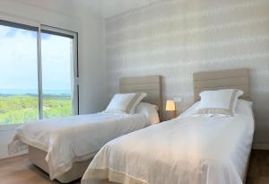 Łóżko lub łóżka w pokoju w obiekcie Las Colinas Golf - Naranjo 60 Penthouse