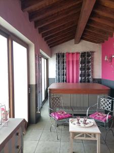 Zimmer mit rosa Wänden, einem Tisch und Stühlen in der Unterkunft Esencia Mudayyan in Coca de Alba