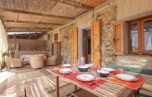 una sala da pranzo con tavolo e un soggiorno di Tunnaria a Torre Dei Corsari