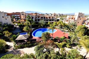 Bazén v ubytovaní Marinas Sunset - Tu Dúplex con Solarium Privado! alebo v jeho blízkosti