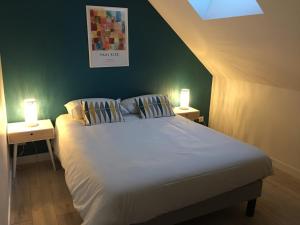 1 dormitorio con 1 cama grande y 2 mesitas de noche en Gîte Le Relais, en Mer
