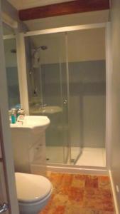 A bathroom at Cedar House B&B 