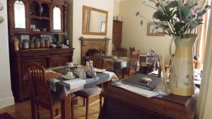 A restaurant or other place to eat at Cedar House B&B 