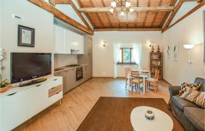 - un salon avec un canapé et une table dans l'établissement 2 Bedroom Beautiful Home In Fabrica Di Roma -lt-, à Fabrica di Roma