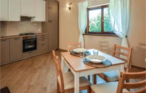 法布里卡－迪羅馬的住宿－2 Bedroom Beautiful Home In Fabrica Di Roma -lt-，厨房以及带桌椅的用餐室。