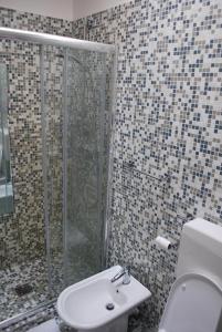 y baño con ducha, aseo y lavamanos. en Residenza Tre Marchetti, en Verona