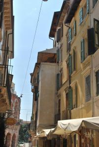 een steegje met paraplu's voor een gebouw bij Residenza Tre Marchetti in Verona