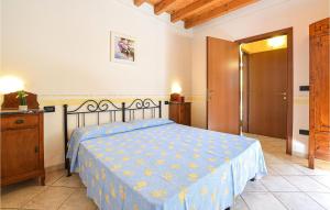 a bedroom with a bed with a blue comforter at Amazing Apartment In Cavriana in Cavriana