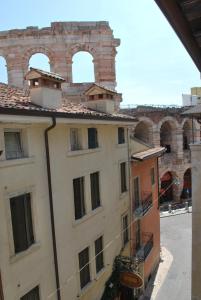 ヴェローナにあるResidenza Tre Marchettiのアーチのある建物の眺め