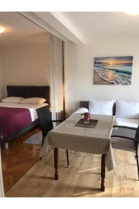 Postel nebo postele na pokoji v ubytování Grapevine Studio Apartment