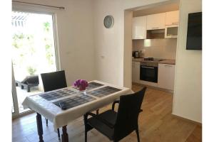 Kuchyň nebo kuchyňský kout v ubytování Grapevine Studio Apartment