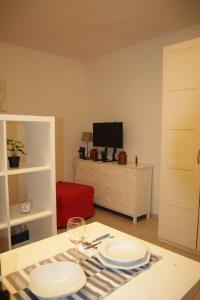 ローマにあるNavona Dream Homeのリビングルーム(テーブル、プレート、テレビ付)