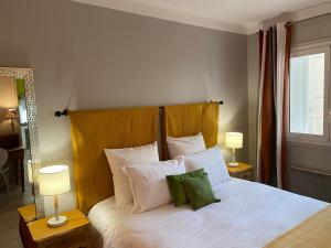 カネ・アン・ルシヨンにあるAppartement Front de Merのベッドルーム(白い大型ベッド、ランプ2つ付)