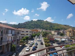 a view of a city street with a mountain at Chez Moi Tropea Centro in Tropea
