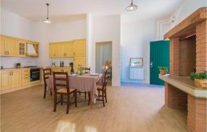 uma cozinha e sala de jantar com mesa e cadeiras em Amazing Apartment In Valnogaredo pd With 3 Bedrooms, Wifi And Outdoor Swimming Pool em Boccon